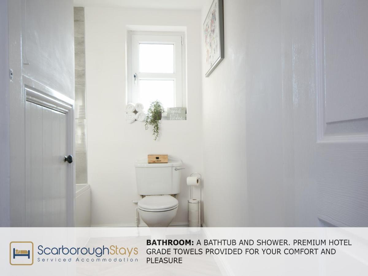 Hibernia Place, 3 Bedroom Townhouse With Patio & Seating Area - Free Parking Scarborough Extérieur photo