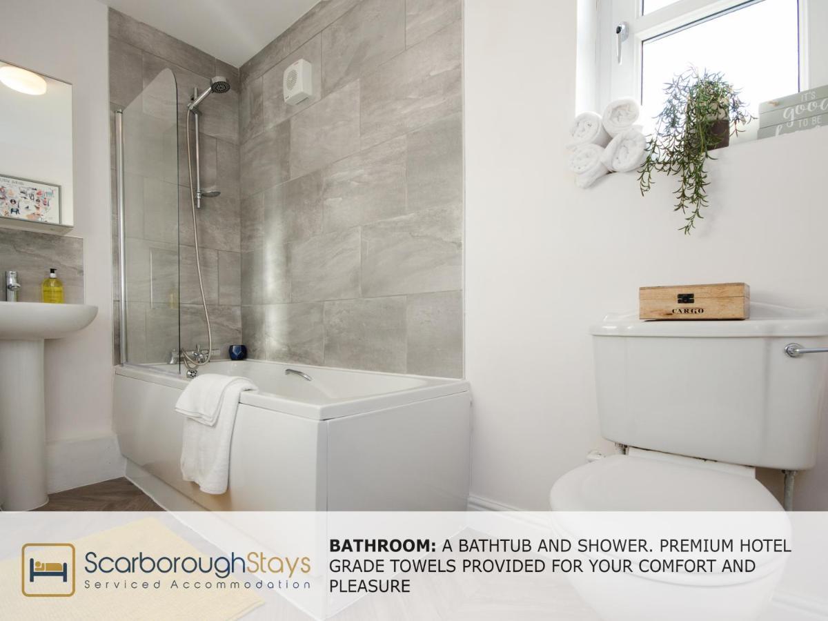 Hibernia Place, 3 Bedroom Townhouse With Patio & Seating Area - Free Parking Scarborough Extérieur photo